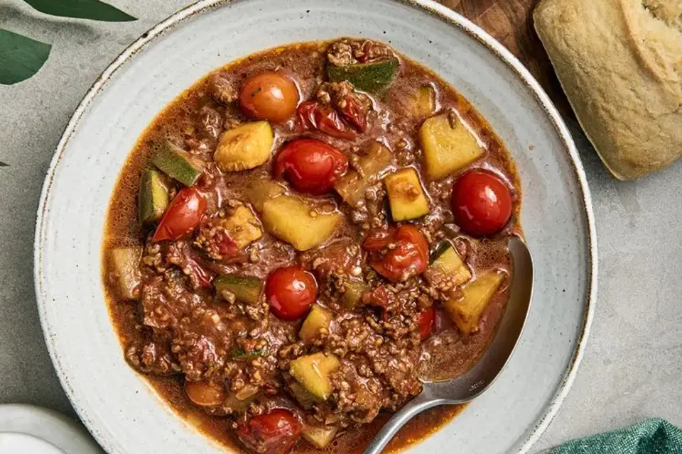 Gullasch af hakket oksekød med yoghurt og brød — RetNemts eget foto