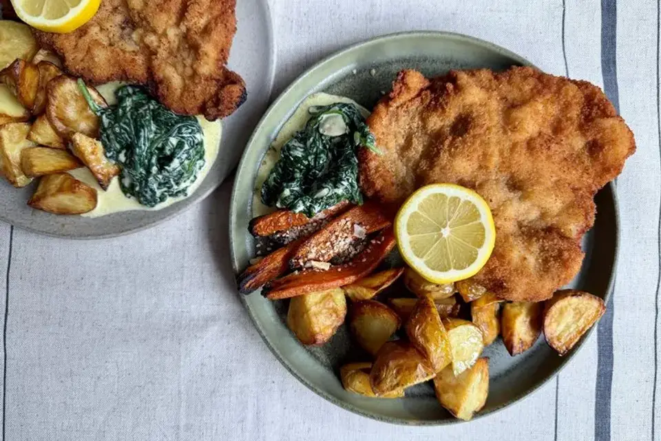 Koteletter a la schnitzel med flødespinat og bagte gulerødder — Skagenfoods eget foto