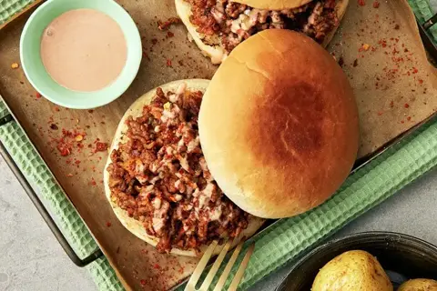 Sloppy Joe med små bagte kartofler