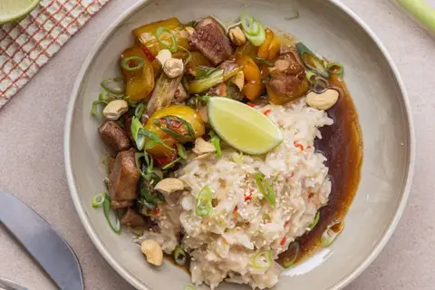 Karamelliseret gris med spicy kokosris
