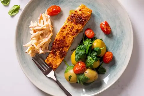 Fajitalaks med æble/chili-slaw, bagte tomater og spinatkartofler