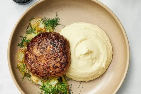 Kyllingekrebinetter med kartoffelpuré og dildstegt kål