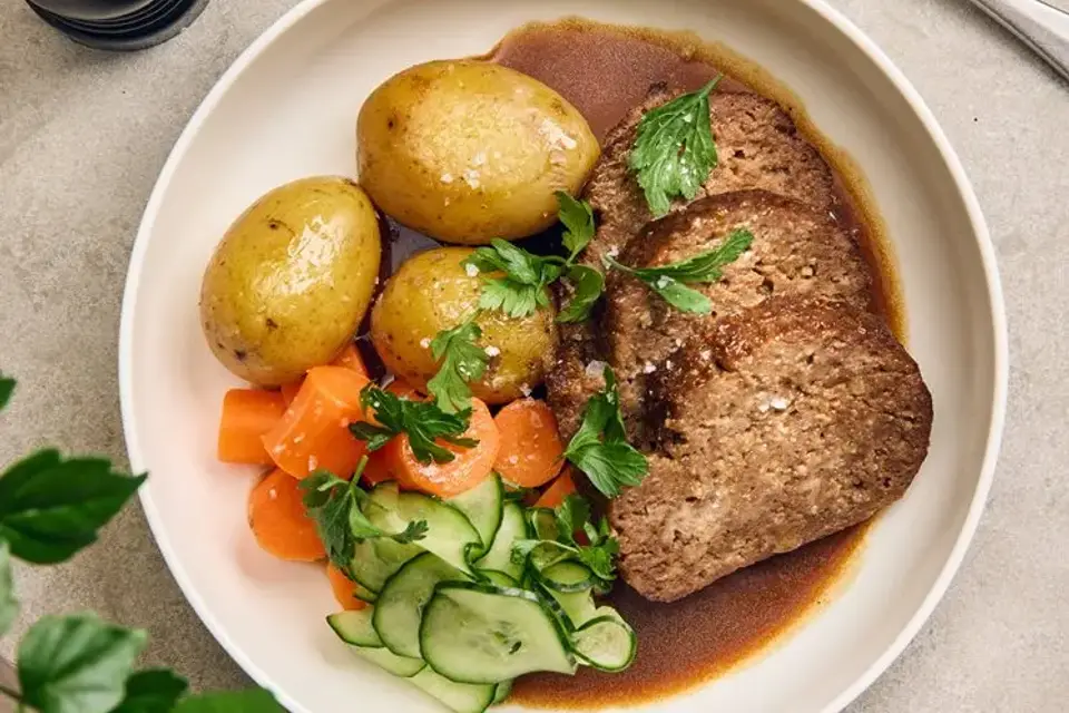 Farsbrød med skysauce og agurkesalat — RetNemts eget foto