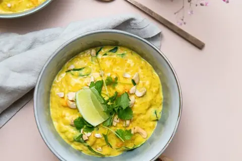 Vegetarisk curry med søde kartofler og linser