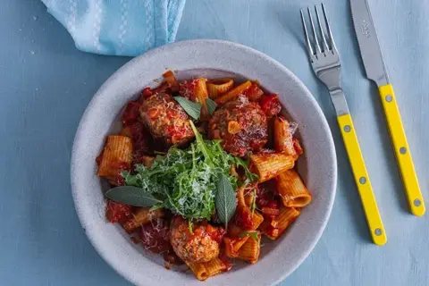 Pasta med italienske kødboller i tomatsauce og rucola
