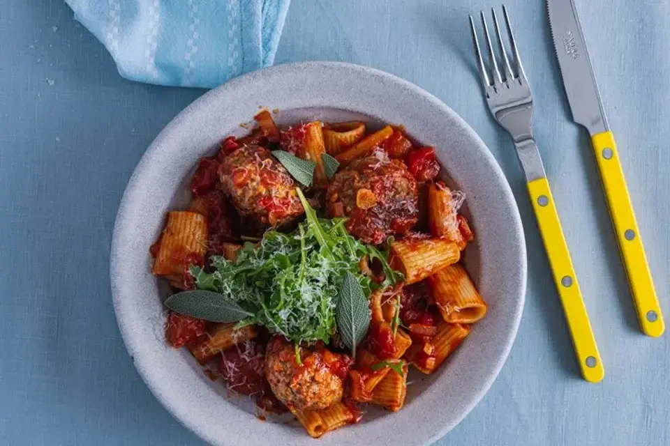 Pasta med italienske kødboller i tomatsauce og rucola — RetNemts eget foto