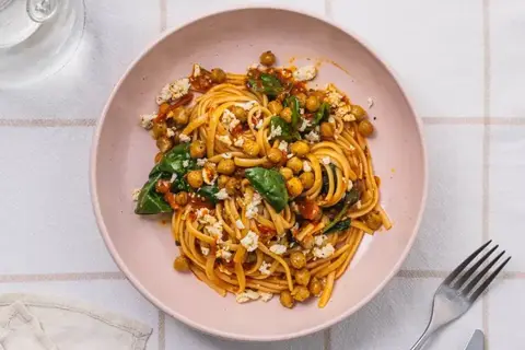 Linguine med ovnbagte cherrytomater i ajvarsauce, sprøde kikærter og feta