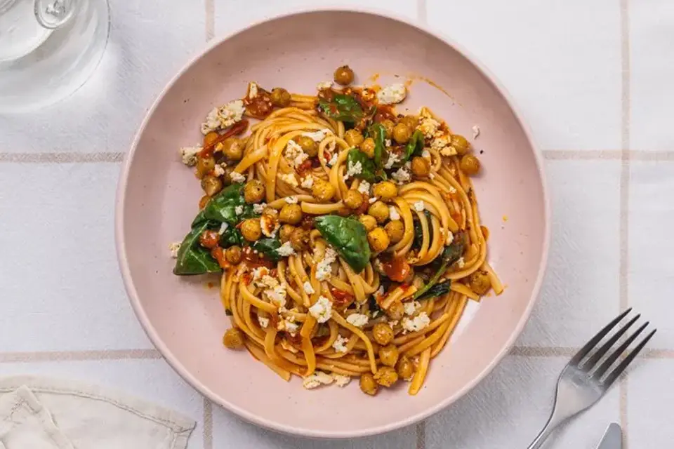 Linguine med ovnbagte cherrytomater i ajvarsauce, sprøde kikærter og feta — RetNemts eget foto