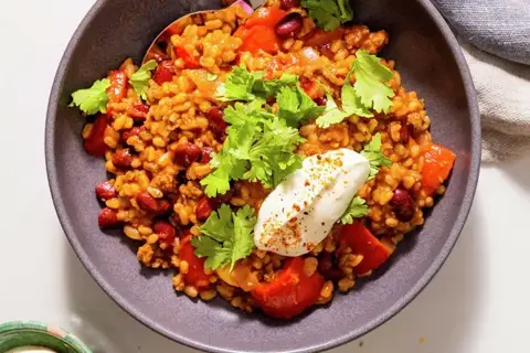 Hvede con carne med kidneybønner og koriander