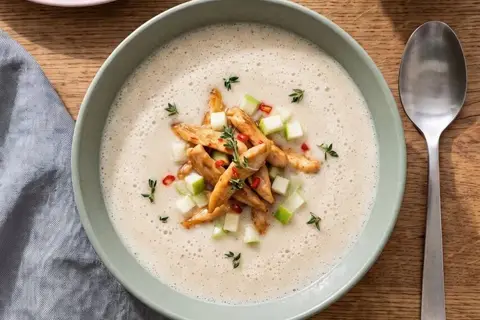 Jordskokkesuppe med chilikylling og æbletopping