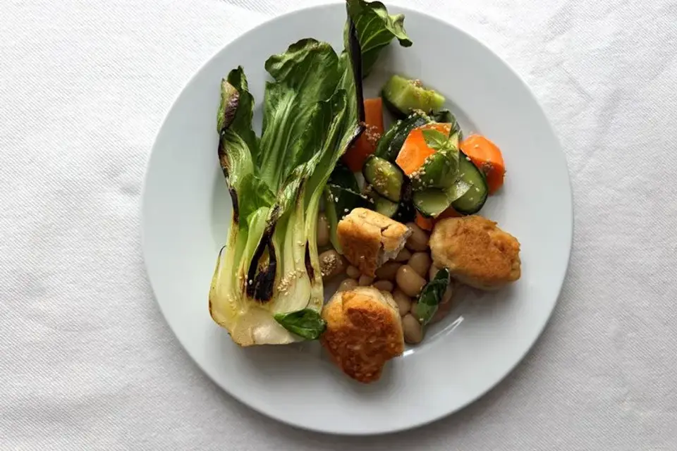 Spicy fiskedeller med agurkesalat og pak choy — Skagenfoods eget foto