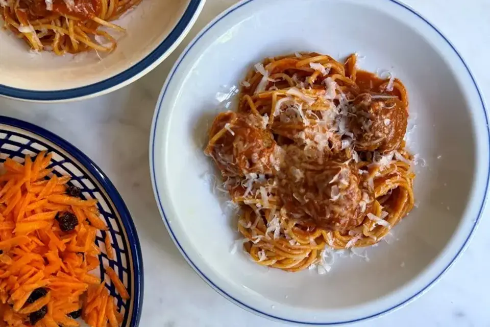 HEAT Kødboller i tomatsauce med spaghetti og råkost med rosiner — Skagenfoods eget foto