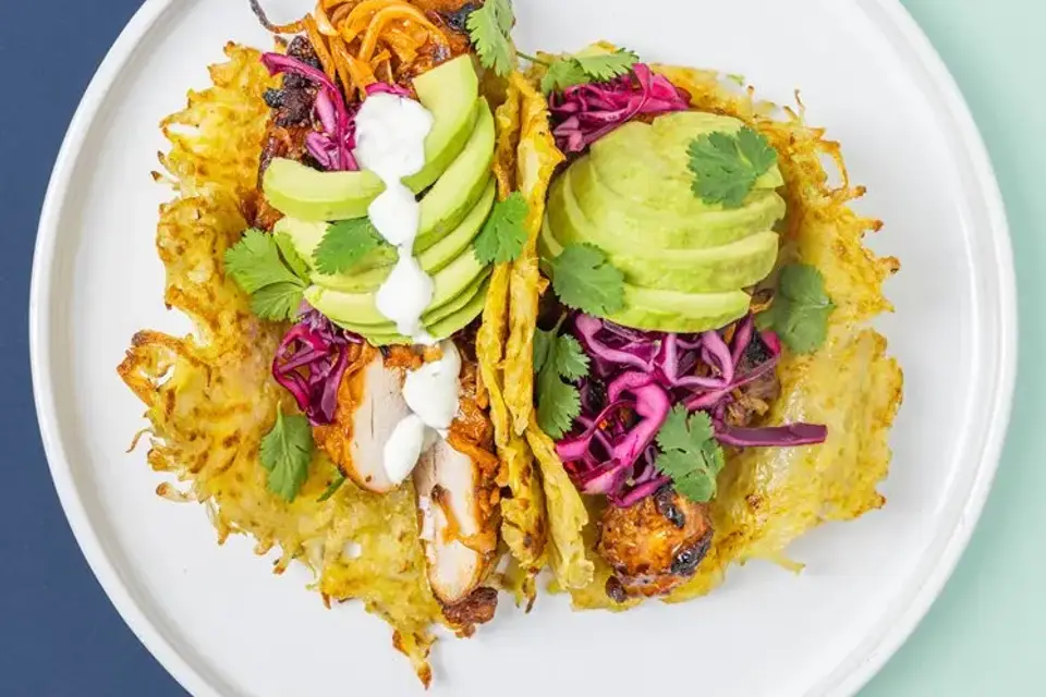 Rösti taco med chilimarineret kyllingelårsteak, avocado, letsyltet rødkålssalat og limedressing — RetNemts eget foto