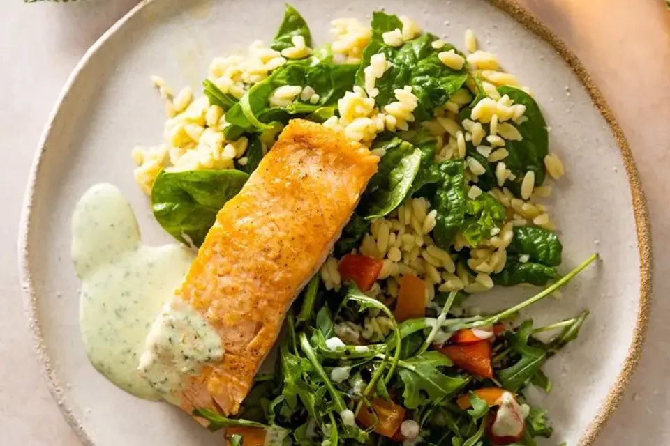 Pandestegt laksefilet med spinatrisoni, basilikumdressing og rucolasalat med tomat — RetNemts eget foto