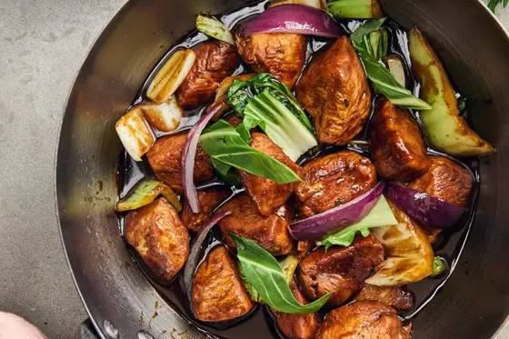 Hoisinkylling med pak choy, sesammayonnaise og ris