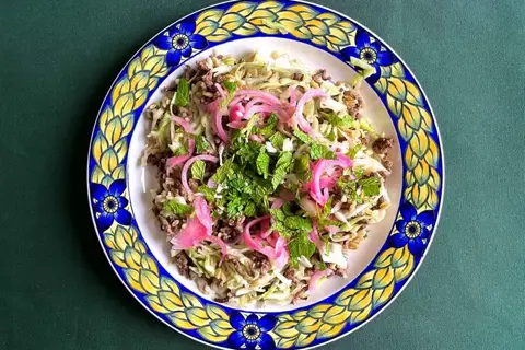 Frisk tex-krydret okse i frisk salat med mynte og spidskål