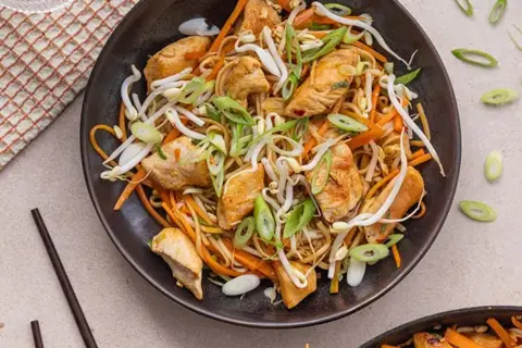 Bami Goreng med kylling, nudler og bønnespirer