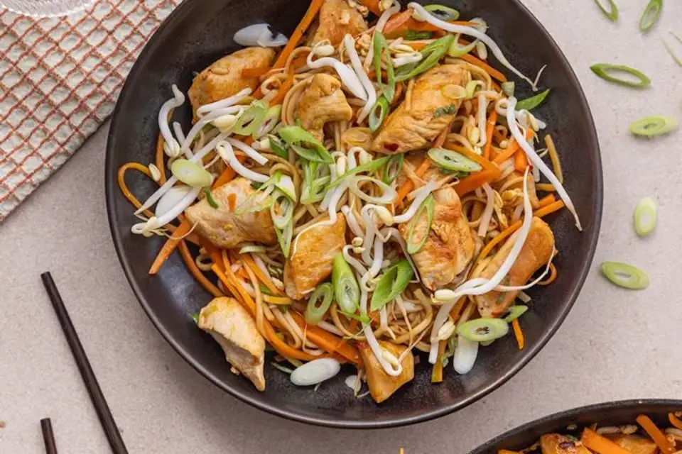 Bami Goreng med kylling, nudler og bønnespirer — RetNemts eget foto