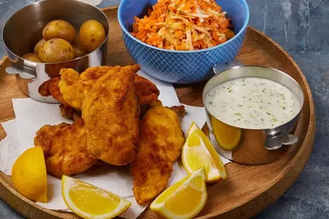 Friteret skærising/rødspættefilet med kartofler og persillesovs samt gulerodssalat me...