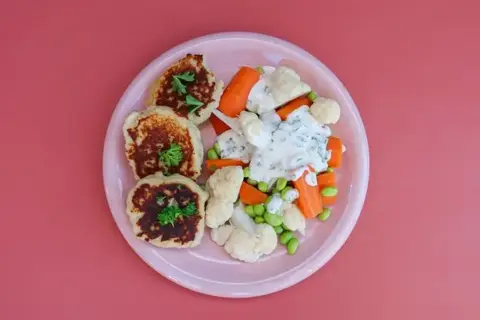 Fiskefrikadeller med persillesovs