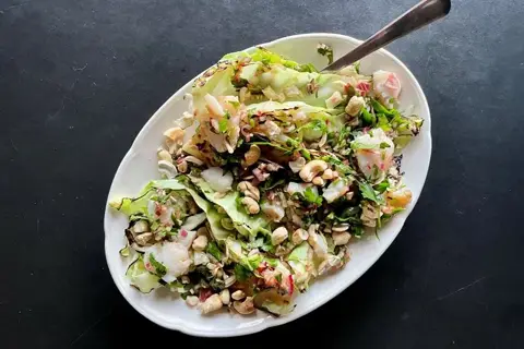 Syrlig kuller med cashewnødder og spidskål