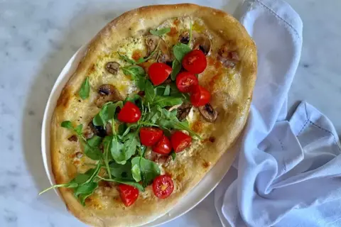 Pizza med bacon, champignon og creme fraiche