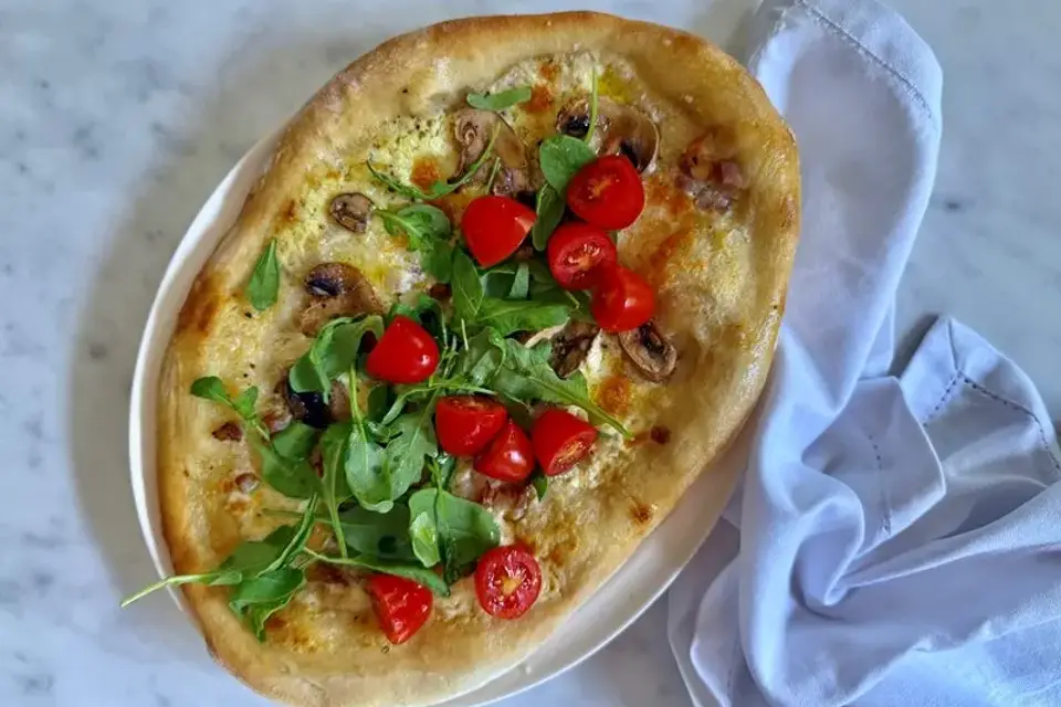 Pizza med bacon, champignon og creme fraiche — Skagenfoods eget foto