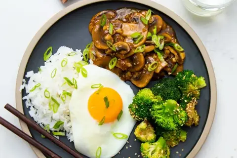 Svampe-yakiniku med æg og sesamstegt broccoli