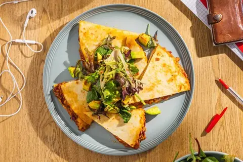 Quick chili con carne i bagte quesadillas med avocado og salsa