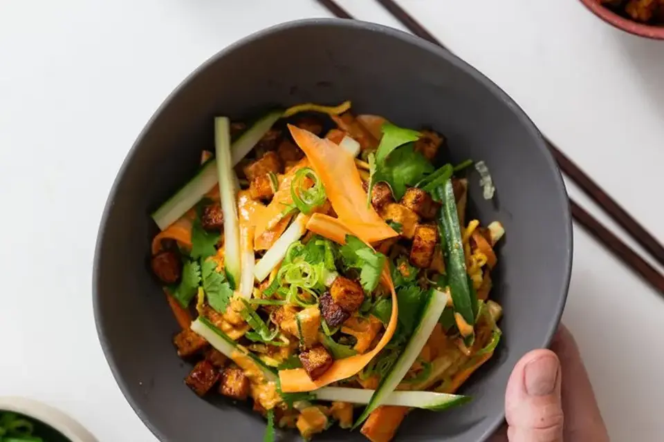 Hoisin-stegt tofu og nudler i krydret chili/peanutsauce — RetNemts eget foto