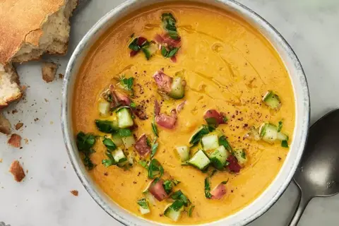 Gulerodssuppe med kokoscreme og brød