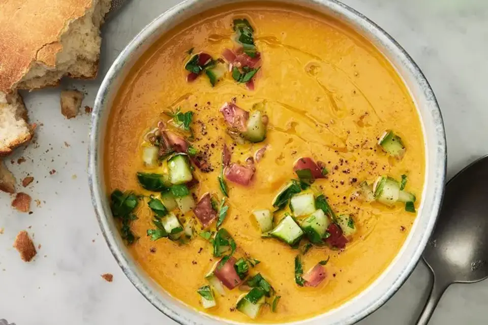 Gulerodssuppe med kokoscreme og brød — RetNemts eget foto