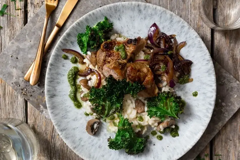 Krydderkotelet med svamperisotto, sprød grønkål og pesto — RetNemts eget foto