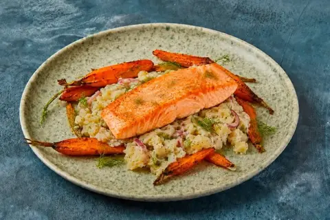 Stegt laks med moste kartofler og stegte gulerødder