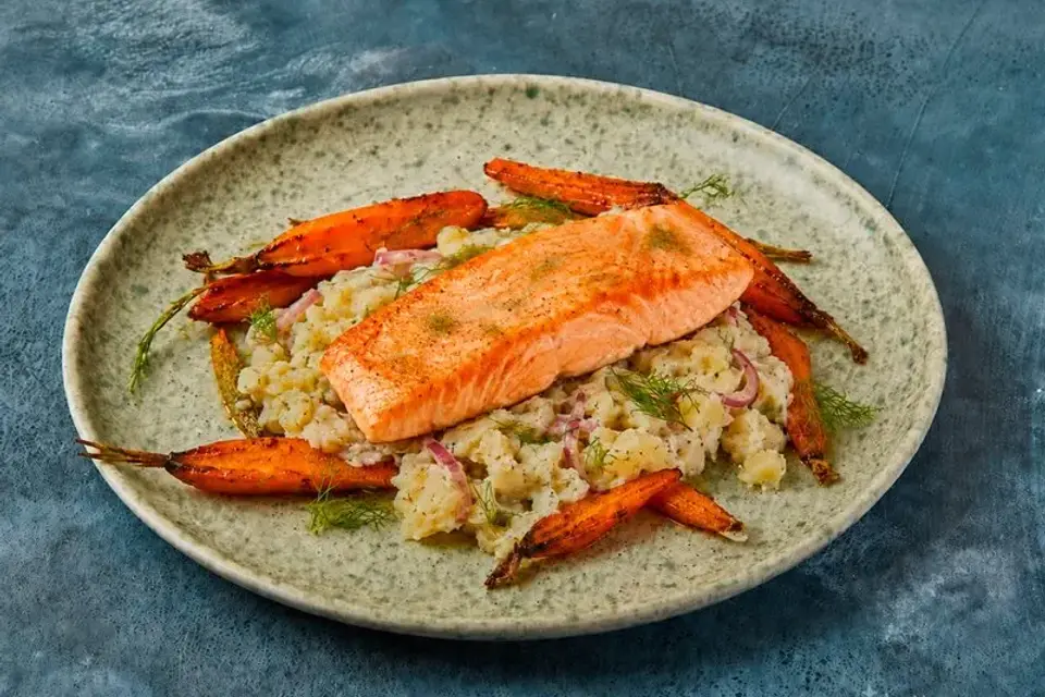Stegt laks med moste kartofler og stegte gulerødder — Skagenfoods eget foto