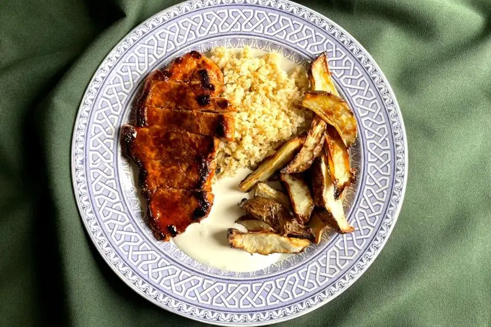 Harissamarineret kotelet med jordskokker og yoghurt — Skagenfoods eget foto