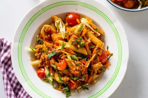 Kyllingebolognese med fuldkornspasta og fintsnittet grønt