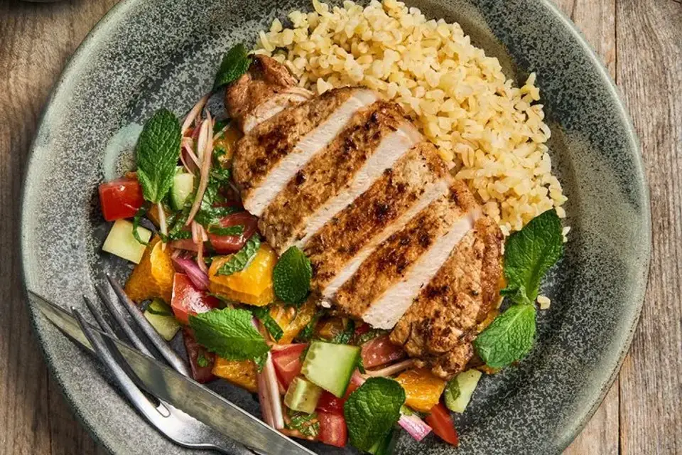 Za´atar-stegt svinekotelet med bulgursalat, appelsin og yoghurt — RetNemts eget foto