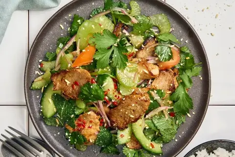 Thailandsk salat med sauteskiver, koriander, mynte og lime/chili-dressing