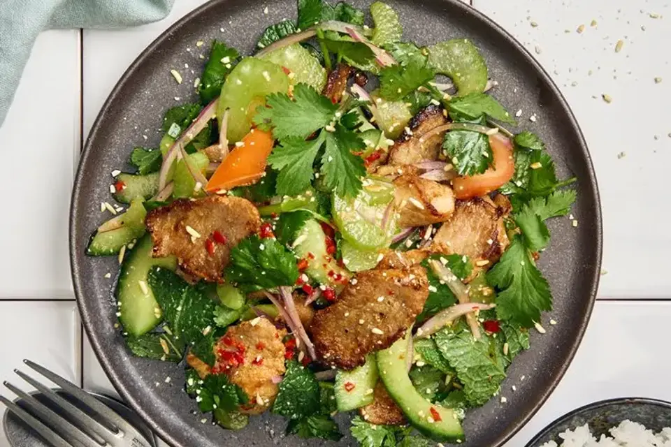 Thailandsk salat med sauteskiver, koriander, mynte og lime/chili-dressing — RetNemts eget foto