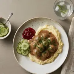 Svenske kødboller m. kartoffelmos, flødesauce, tyttebær og agurkesalat