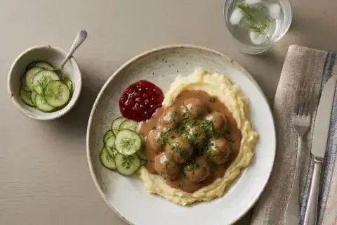 Svenske kødboller m. kartoffelmos, flødesauce, tyttebær og agurkesalat