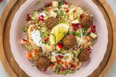 Granatæbletabbouleh med falafler, bagt blomkål og citronyoghurt