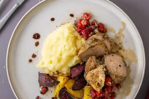 Stegt svinemørbrad med kartoffelmos, bagte beder og blommesalsa