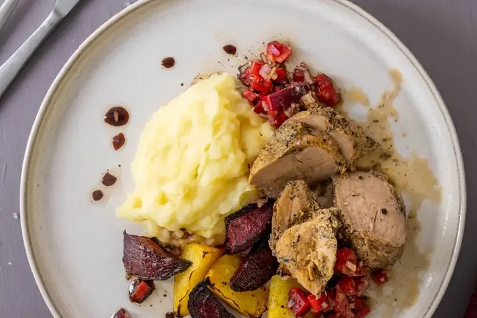 Stegt svinemørbrad med kartoffelmos, bagte beder og blommesalsa — RetNemts eget foto