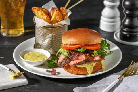 Marineret rumpsteakburger og pestodressing