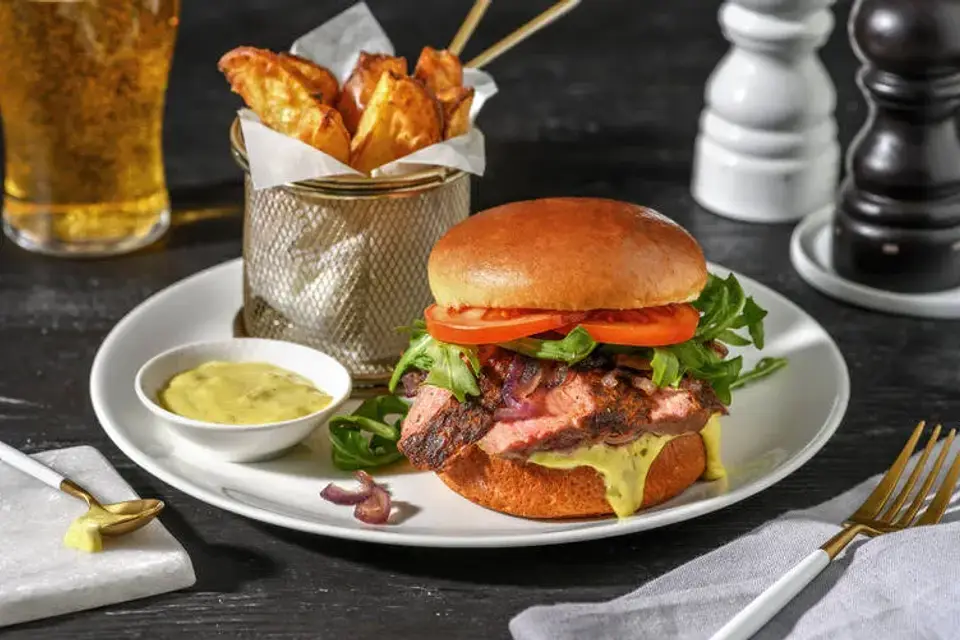 Marineret rumpsteakburger og pestodressing — HelloFreshs eget foto