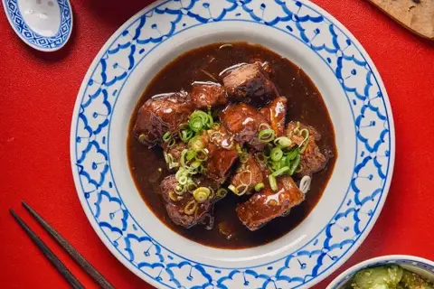 Kinesisk braiseret svinekød med ingefær, five spice og smashed agurk