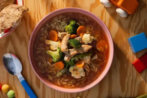 Eventyrsuppe med grøntsager og strimler af gris
