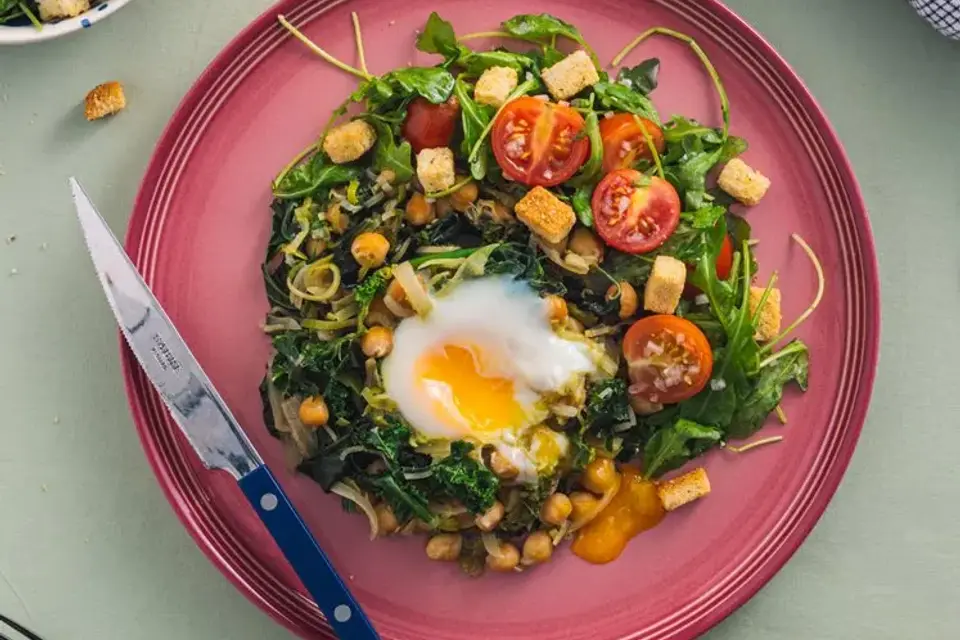 Grøn shakshuka med porre, spinat og æg — RetNemts eget foto